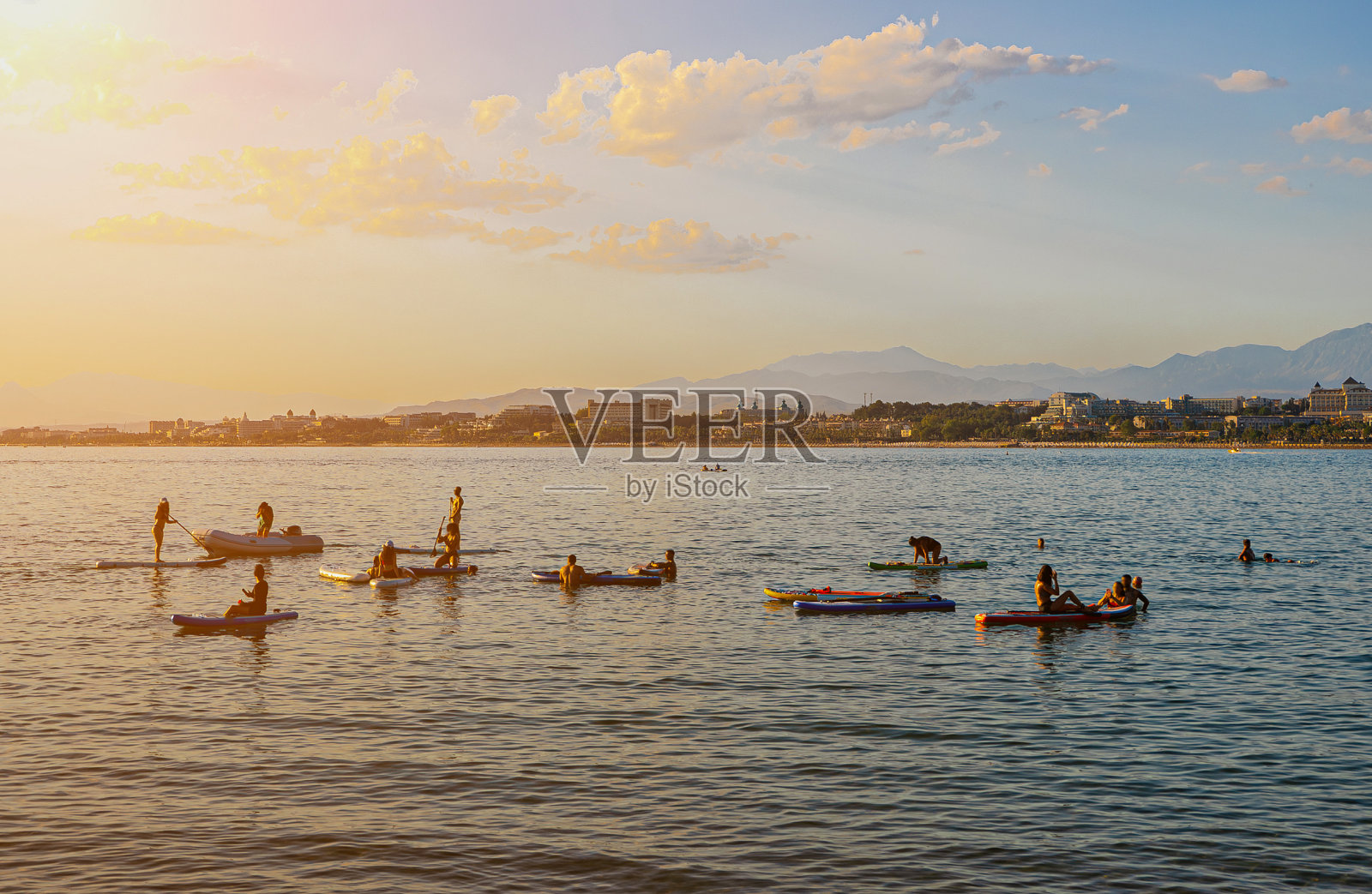 在土耳其塞德市，人们正忙着站立式桨板运动。照片摄影图片