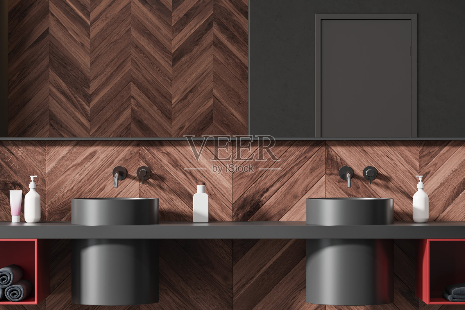 黑暗的酒店浴室内部有双水槽，梳妆台和镜子上的配件照片摄影图片