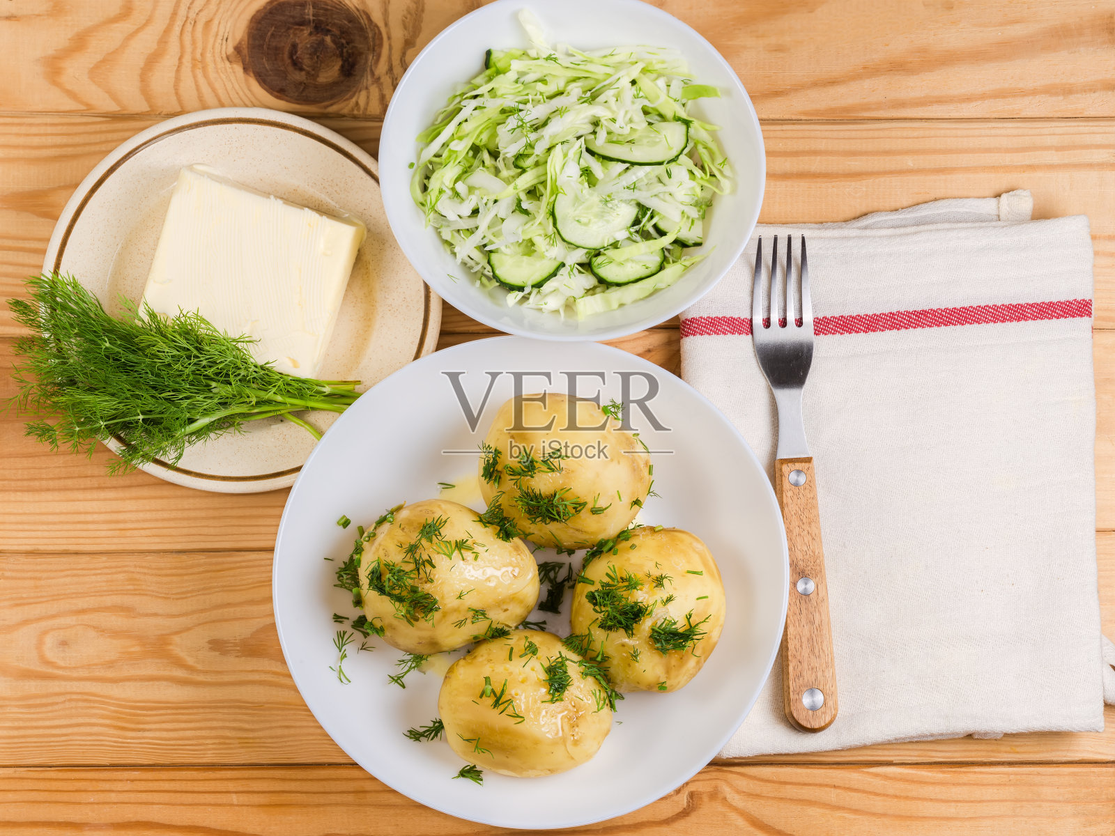 煮土豆和蔬菜沙拉，莳萝，黄油，俯视图照片摄影图片