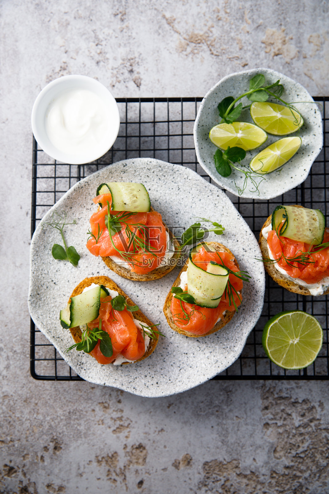 鲑鱼和黄瓜的克罗斯蒂尼照片摄影图片