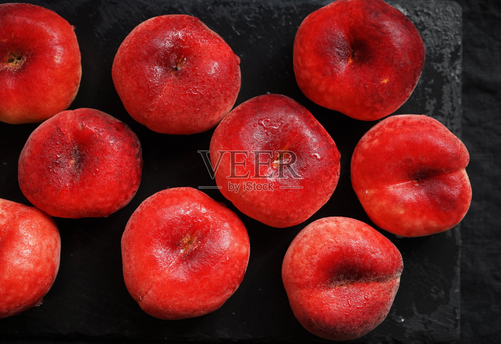 熟透的扁桃放在黑色的托盘上照片摄影图片