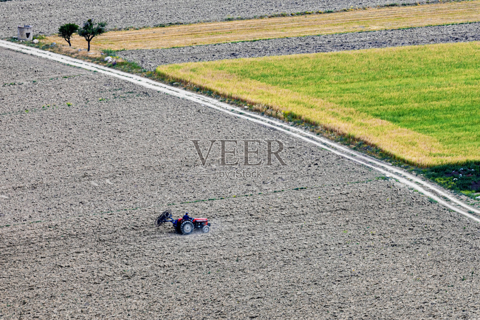 用于种植谷物、苜蓿、玉米、鹰嘴豆和水果园的农业用地照片摄影图片