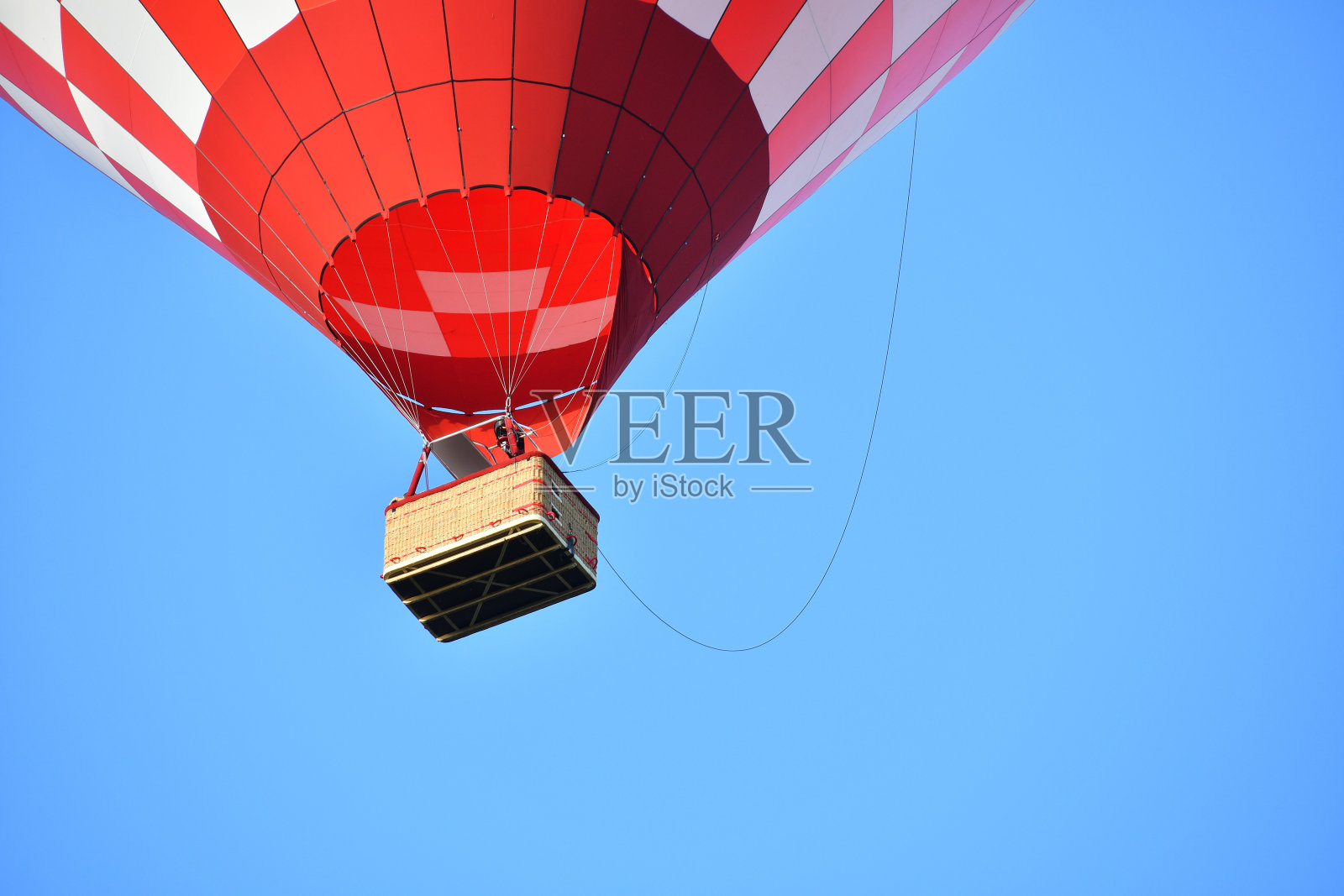 蓝色天空背景上的红色热气球照片摄影图片