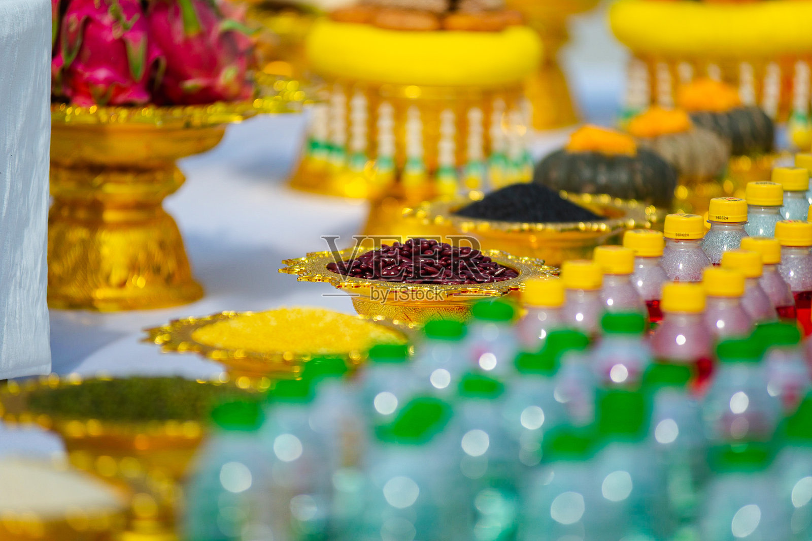 泰国文化中供奉神灵的食物、蔬菜或水果。照片摄影图片