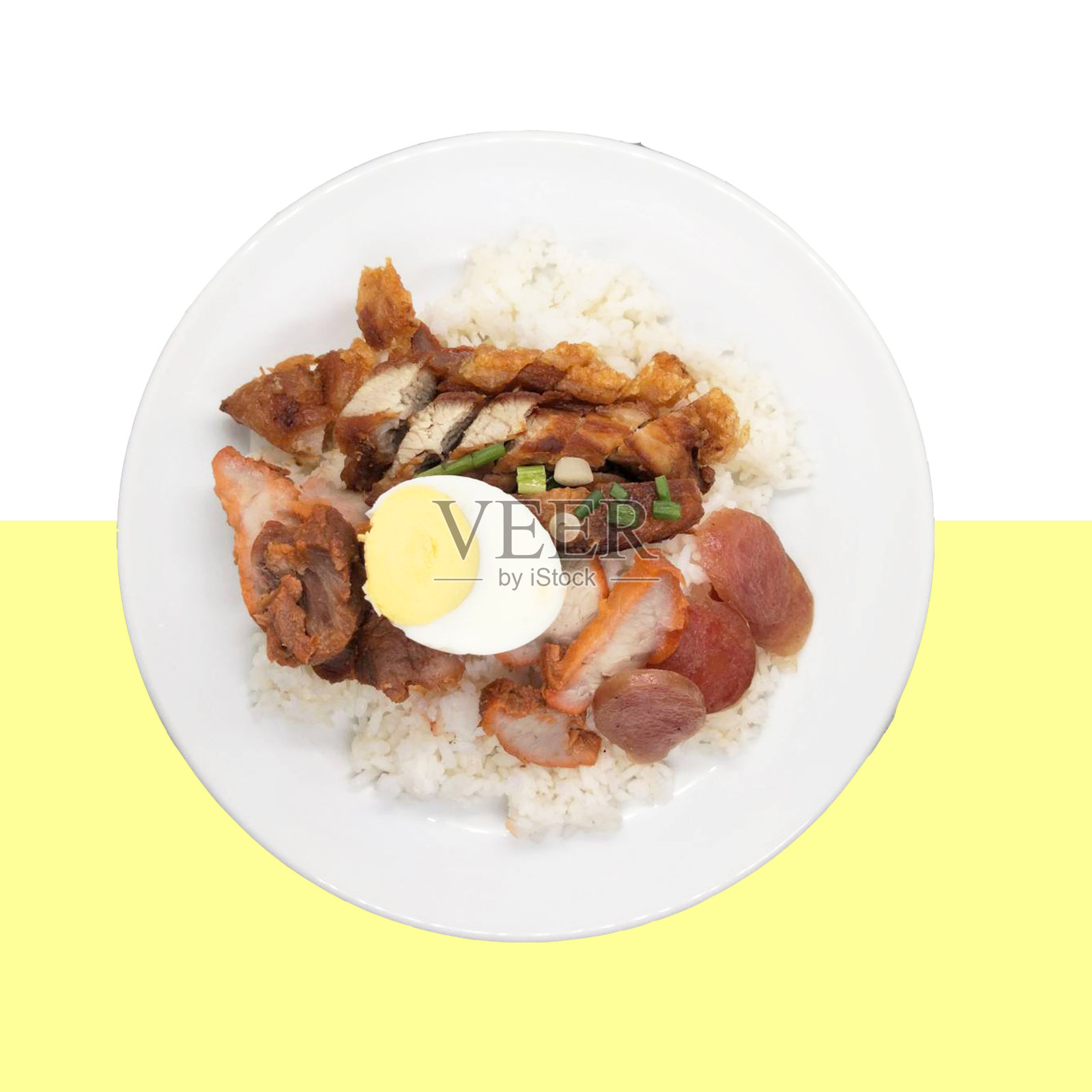 白底烤猪肉饭准备上桌照片摄影图片