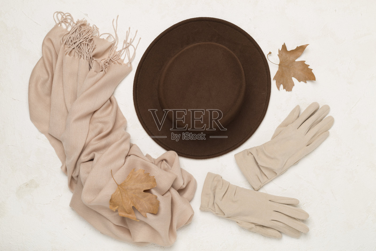 时尚的秋季配件在混凝土背景，俯视图照片摄影图片