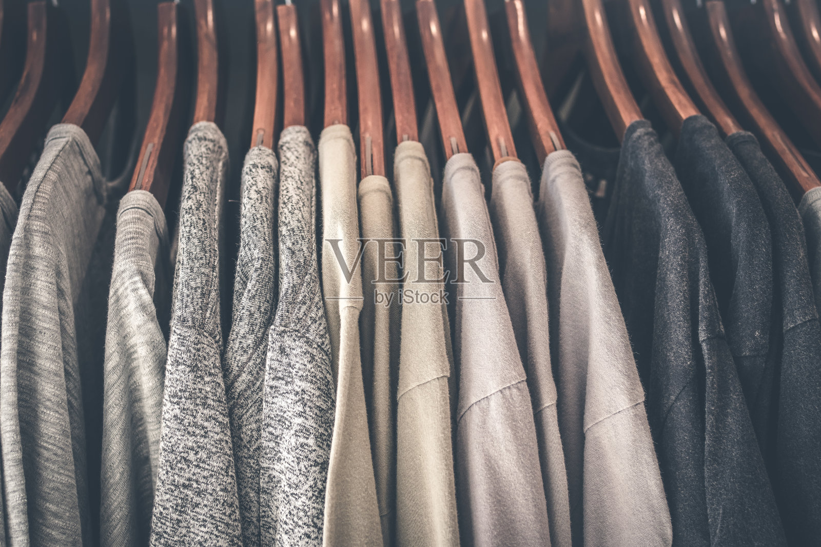 挂在家里衣架上的衣服特写照片摄影图片