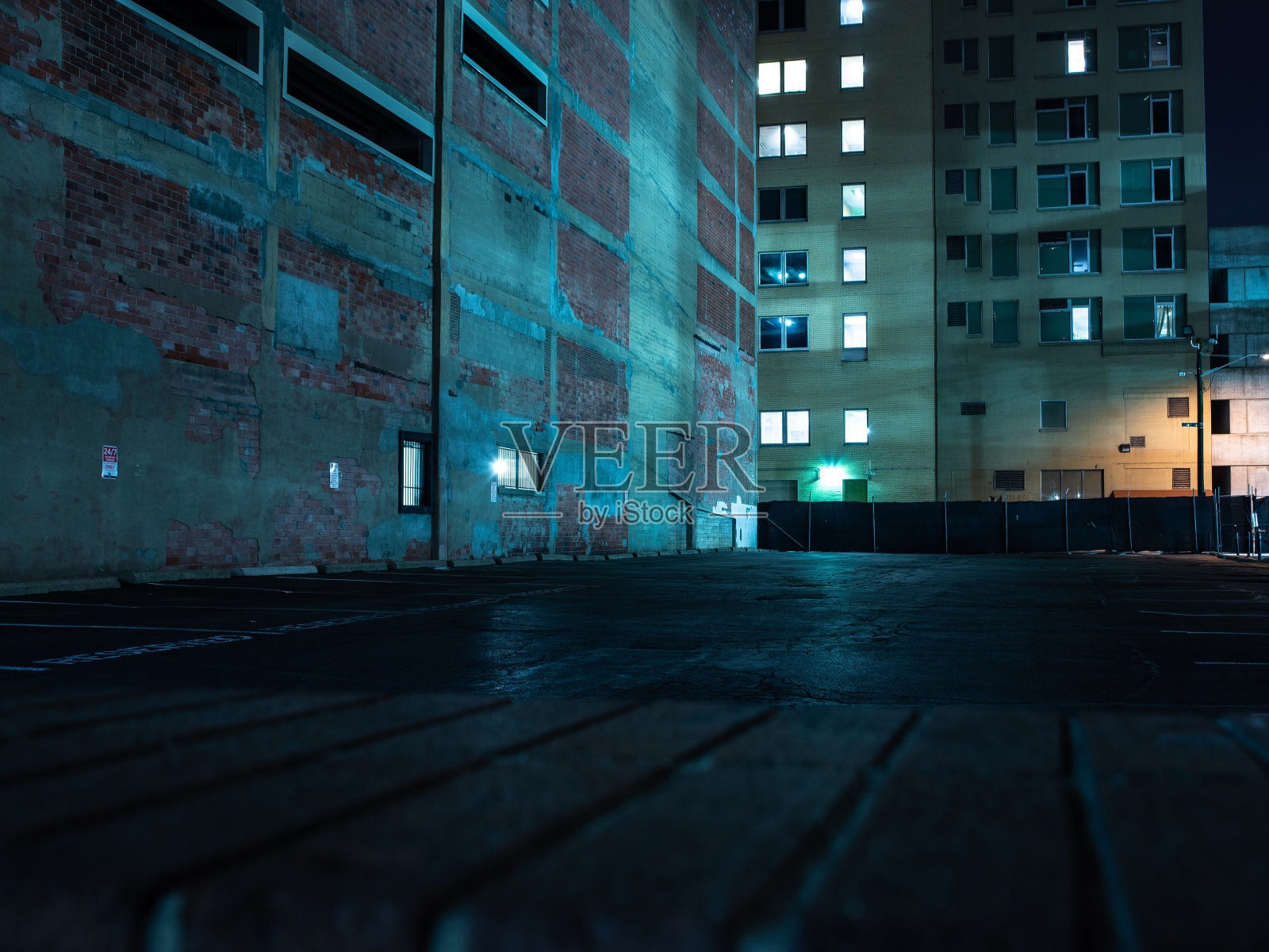 夜间与建筑物相对的湿人行道的表面水平照片摄影图片