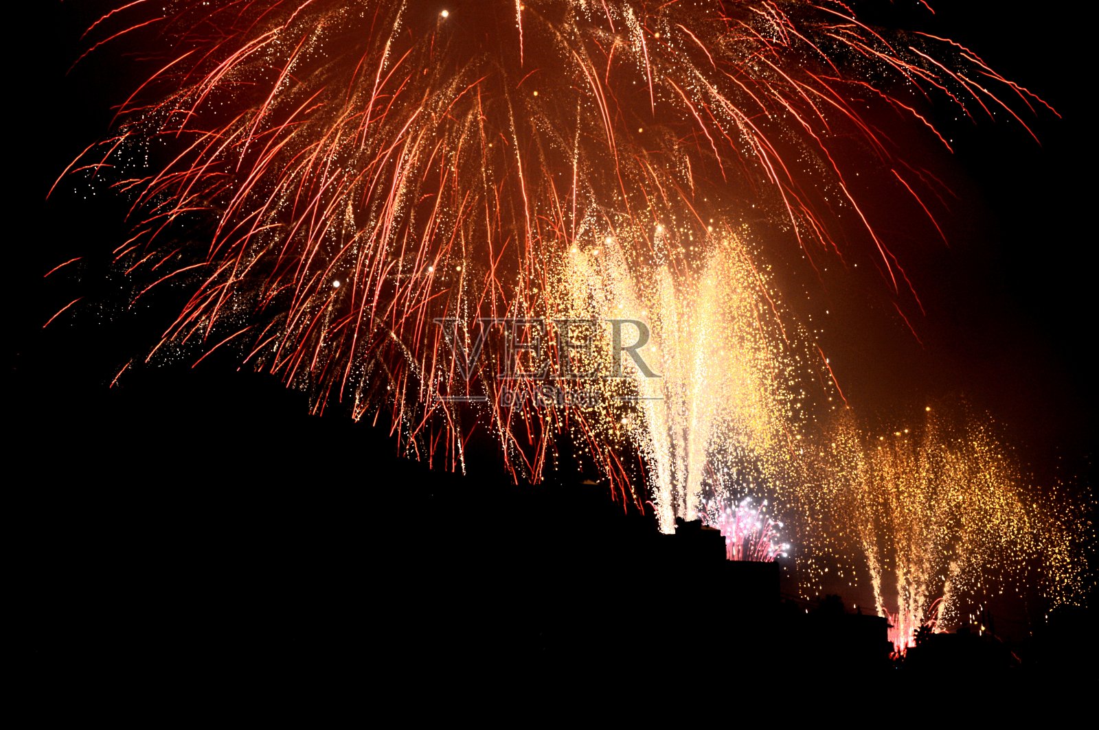 烟花爆炸的低角度视图剪影镇照片摄影图片