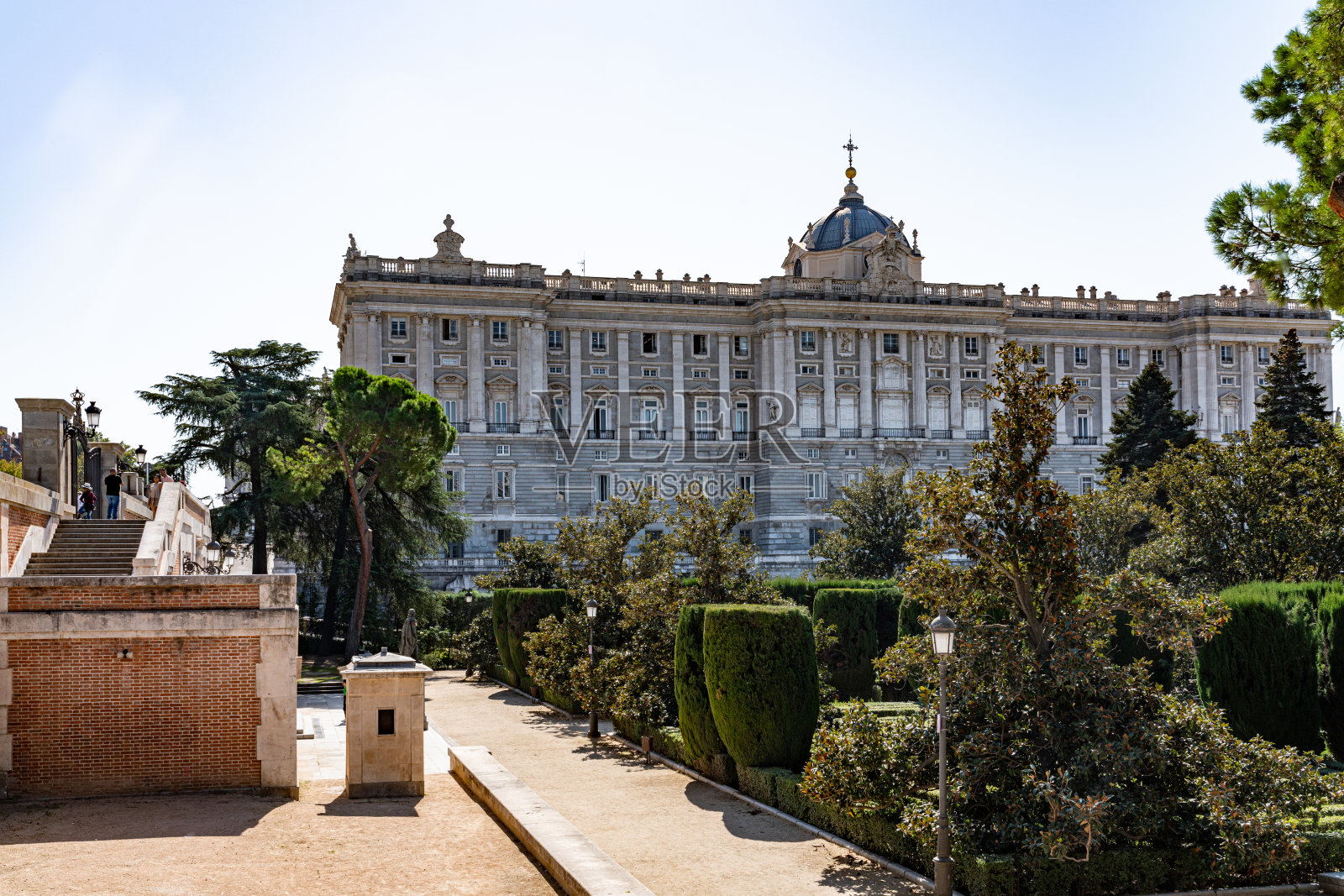 西班牙马德里的萨巴蒂尼花园和皇宫照片摄影图片