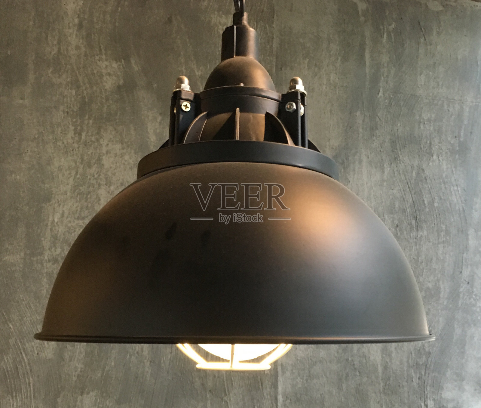 被照亮的老式吊灯对墙的特写照片摄影图片