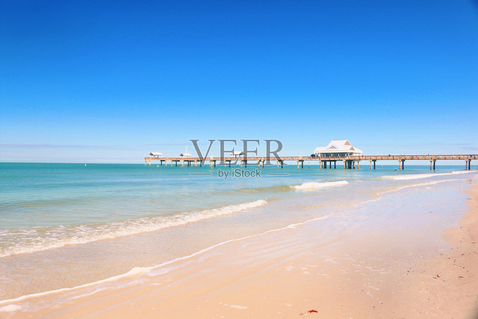 海滩的美景，湛蓝的天空照片摄影图片