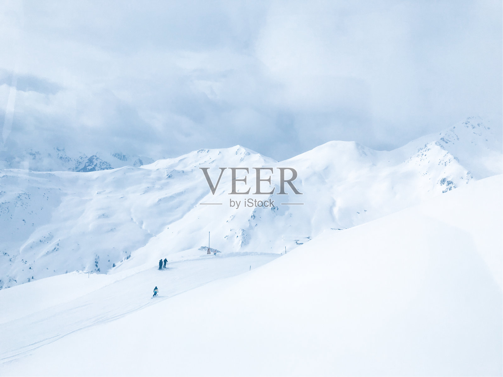 白雪皑皑的群山映衬着天空照片摄影图片