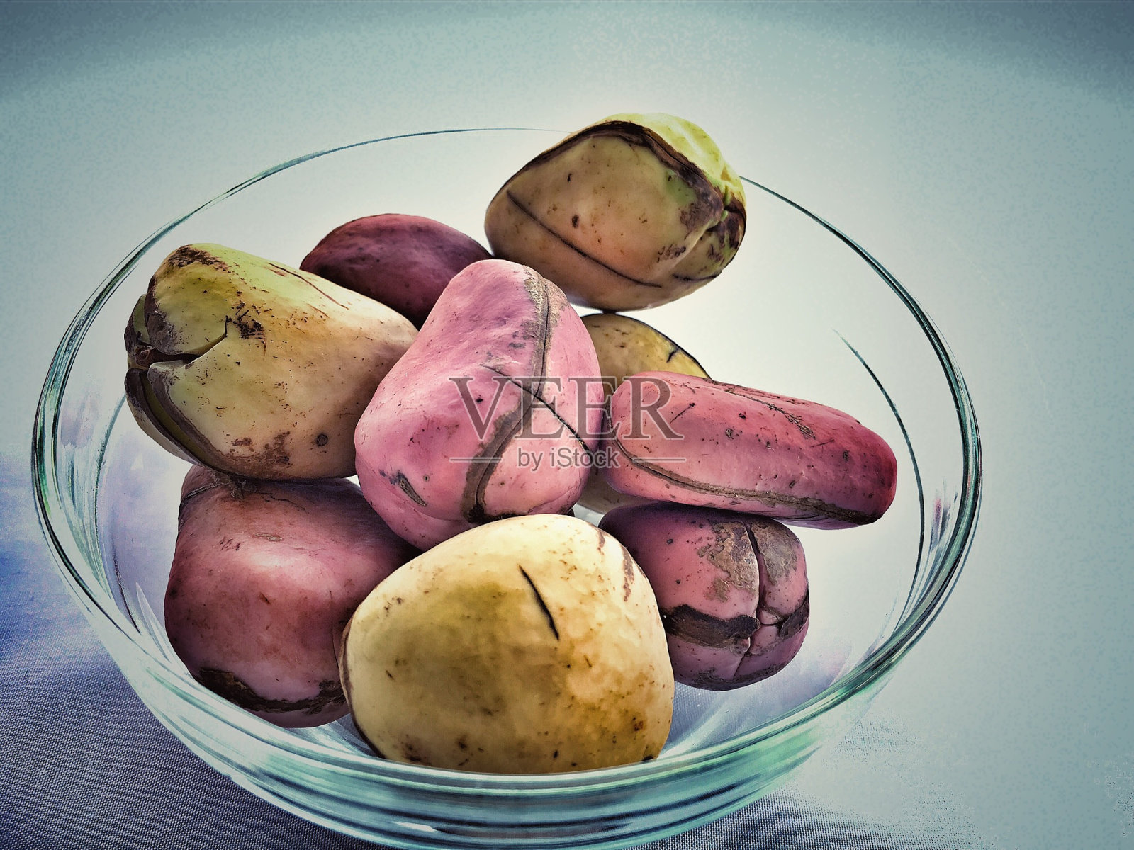 桌子上碗里的可乐果特写照片摄影图片