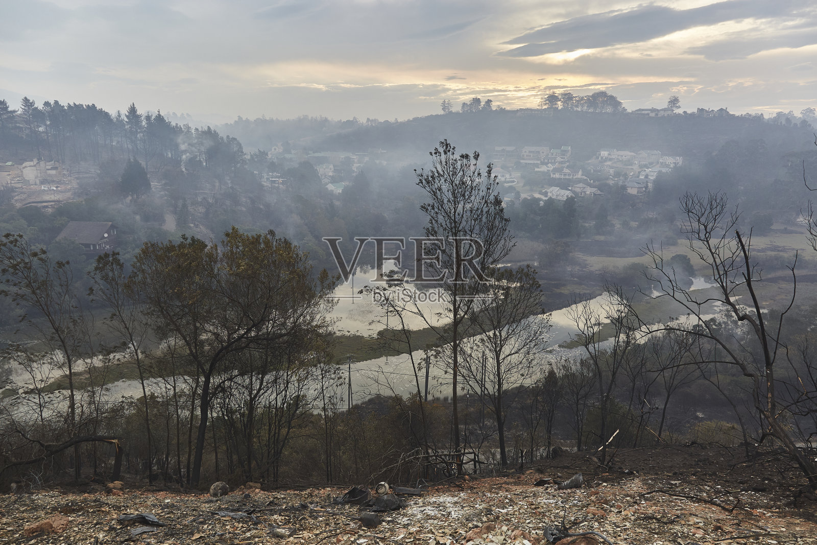 克尼斯纳遭受毁灭性的野火照片摄影图片