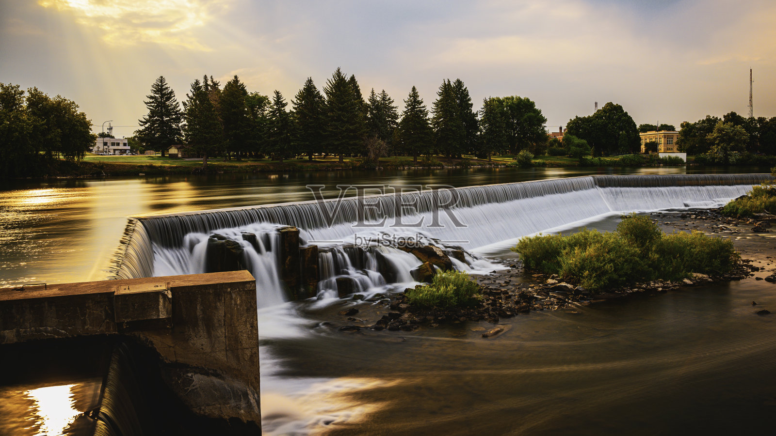 美国爱达荷州邦纳维尔县日出时，爱达荷州的心脏瀑布在蛇河滨水区上落下:宁静的瀑布流经镇中心照片摄影图片