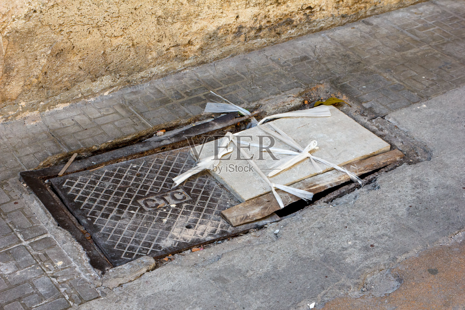 破金属盖人行道照片摄影图片