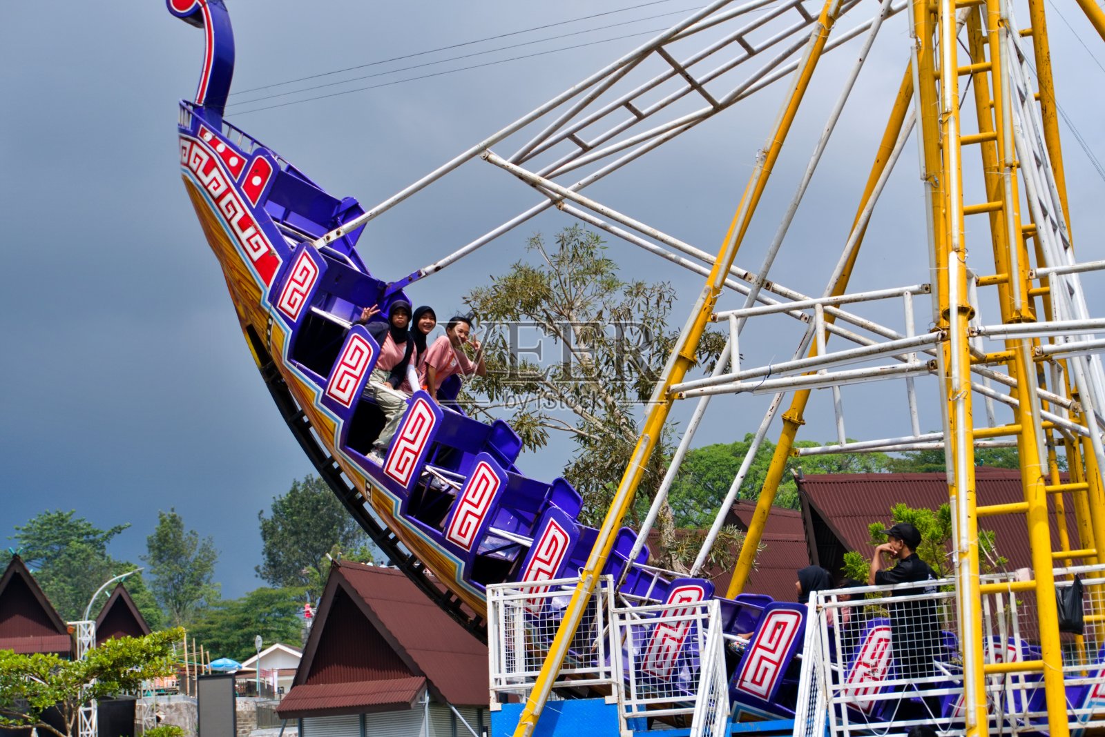 Kora-kora或船秋千游乐设施照片摄影图片