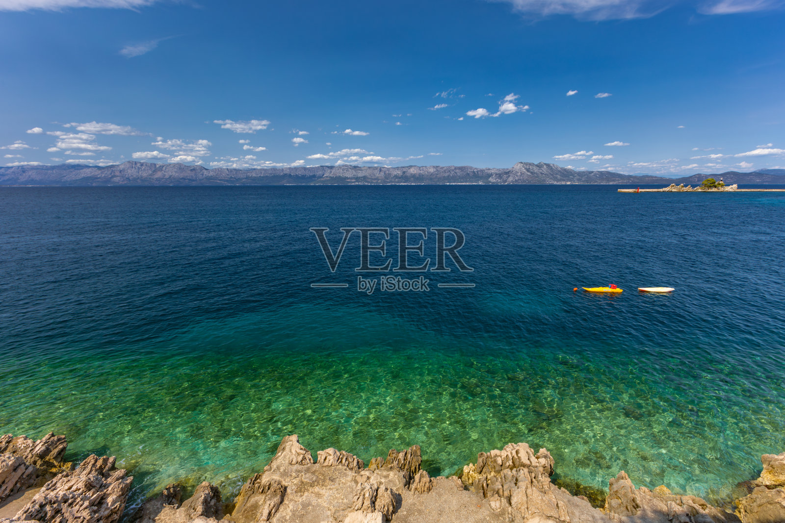 一名女子戴着面具在克罗地亚海岸外的亚得里亚海潜水照片摄影图片