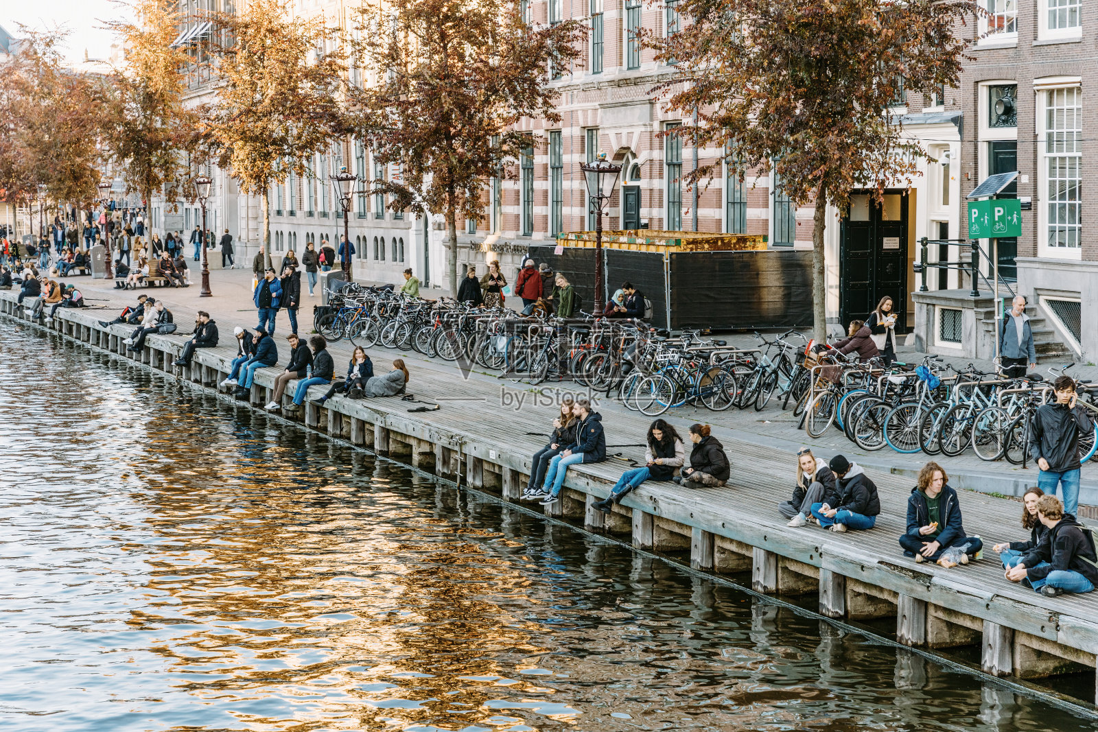 人们在阿姆斯特丹运河上放松秋日——荷兰，阿姆斯特丹，2022年11月12日照片摄影图片