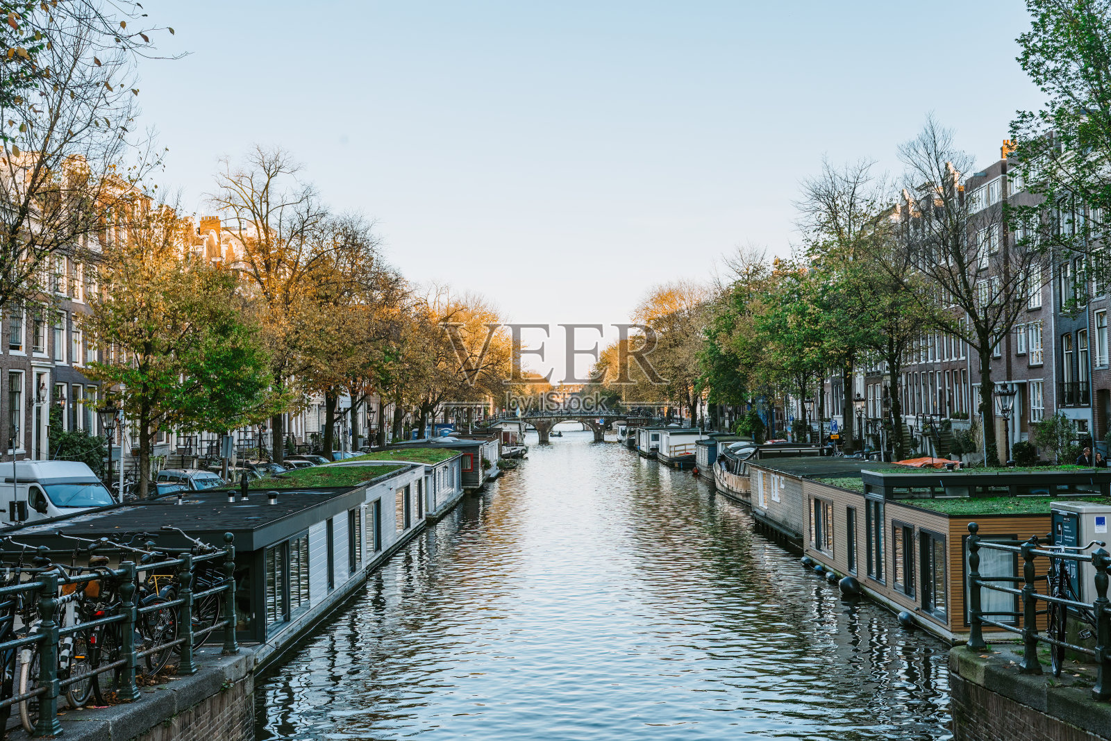 有船屋和秋天树木的阿姆斯特丹运河——荷兰，阿姆斯特丹，2022年11月12日照片摄影图片