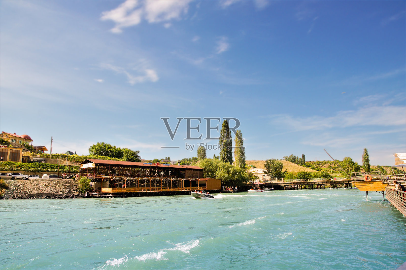 运河岸边的一家咖啡馆。照片摄影图片