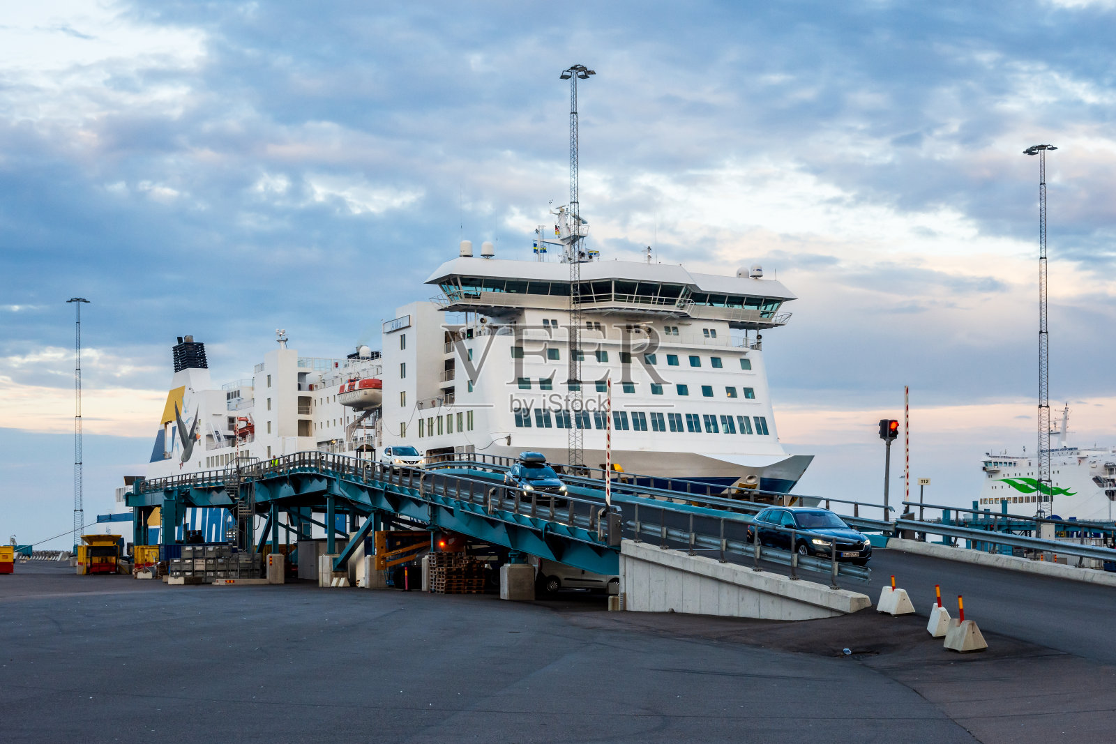 黎明时分从渡船上下来的客车。照片摄影图片