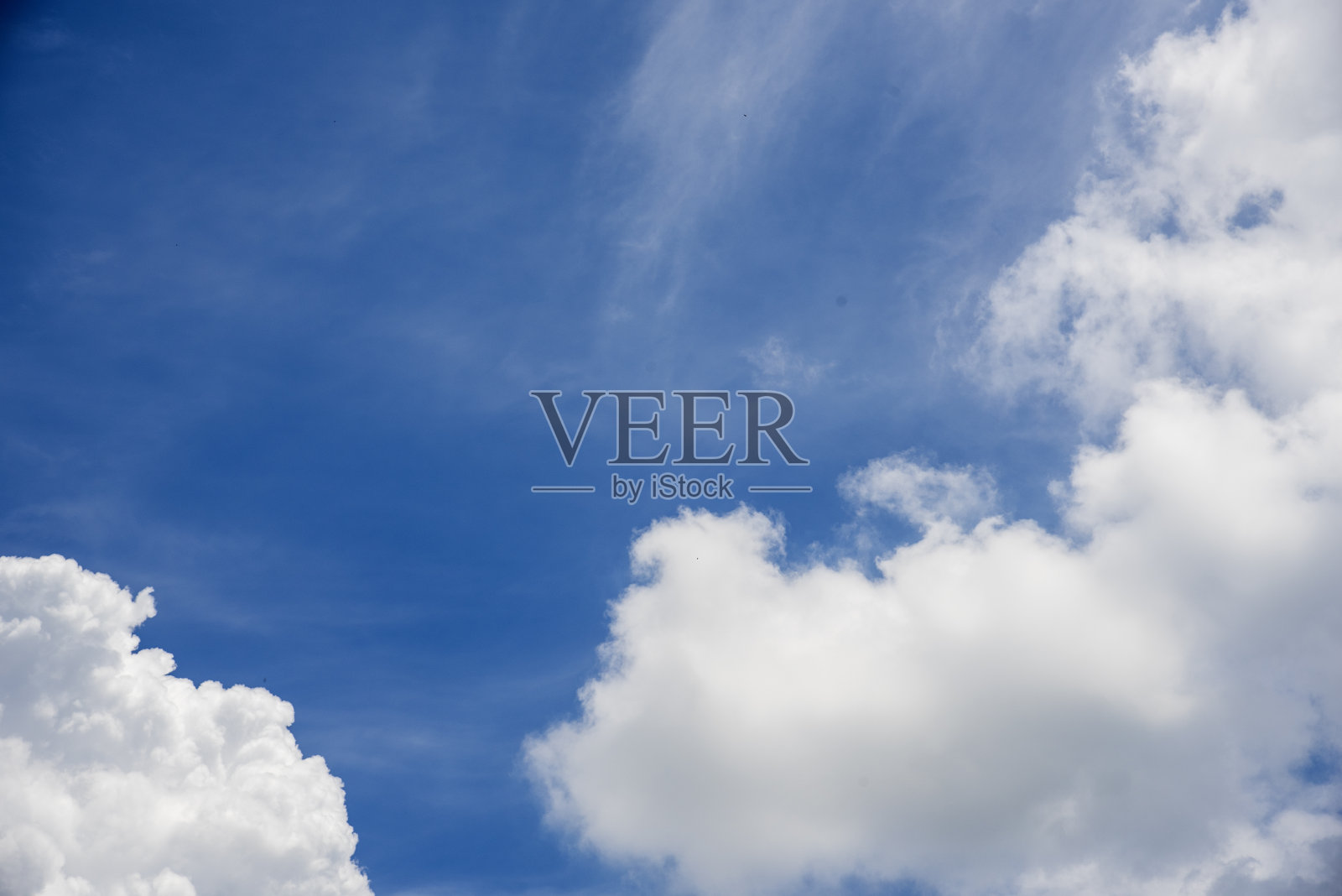 蓝色的天空，蓬松的白云在夏天明亮清澈的天际线与美丽的云景。全景蓝天云图案上的日光与复制空间。积云云景，空气气候晴朗照片摄影图片