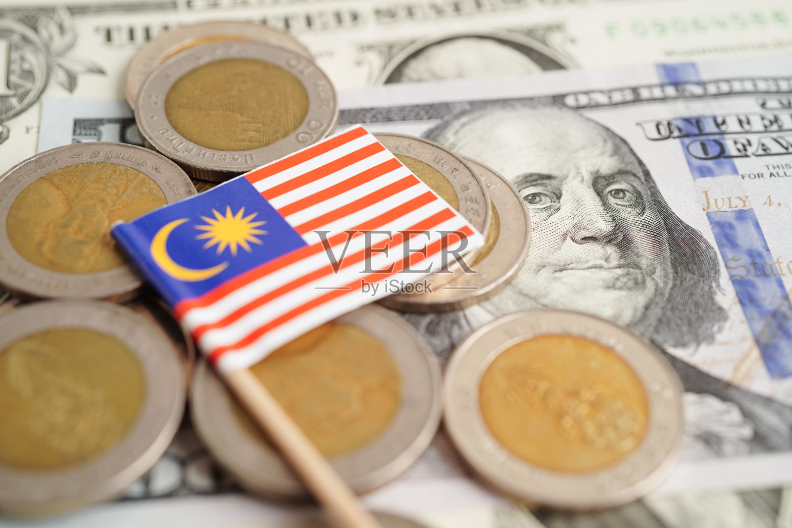 马来西亚国旗上有硬币和纸币的货币，金融交易投资商业货币的概念。照片摄影图片