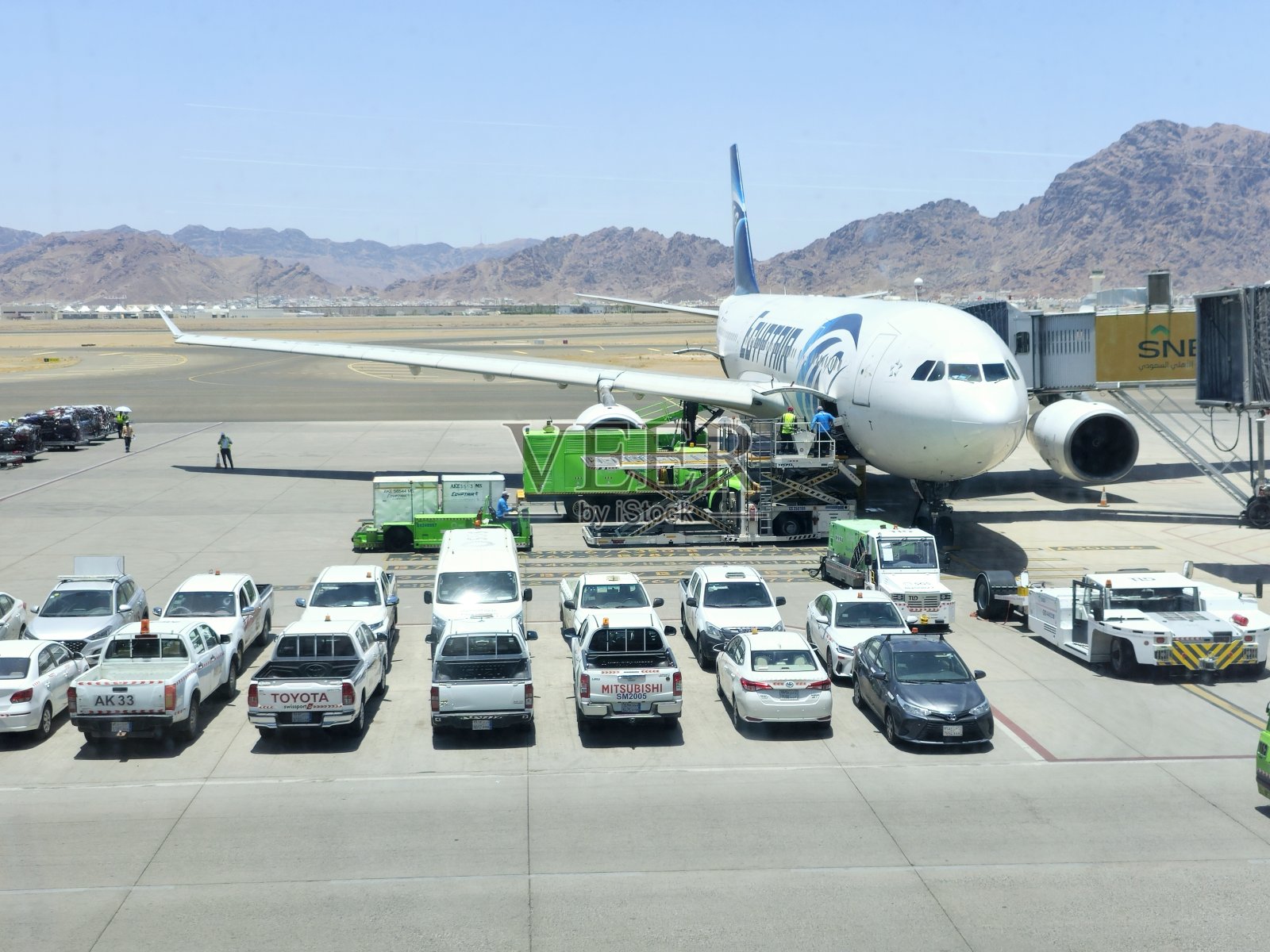 麦地那穆罕默德·本·阿卜杜勒-阿齐兹国际机场的埃及航空飞机，处理国内和地区国际航班照片摄影图片