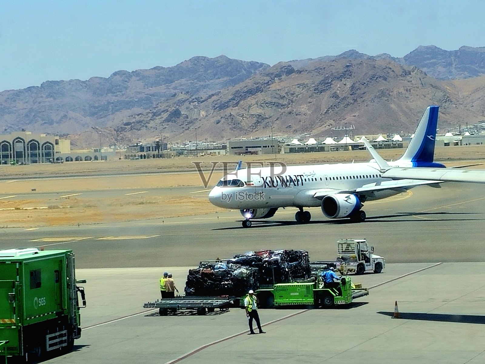 在麦地那的穆罕默德·本·阿卜杜勒-阿齐兹王子国际机场的科威特航空公司飞机照片摄影图片