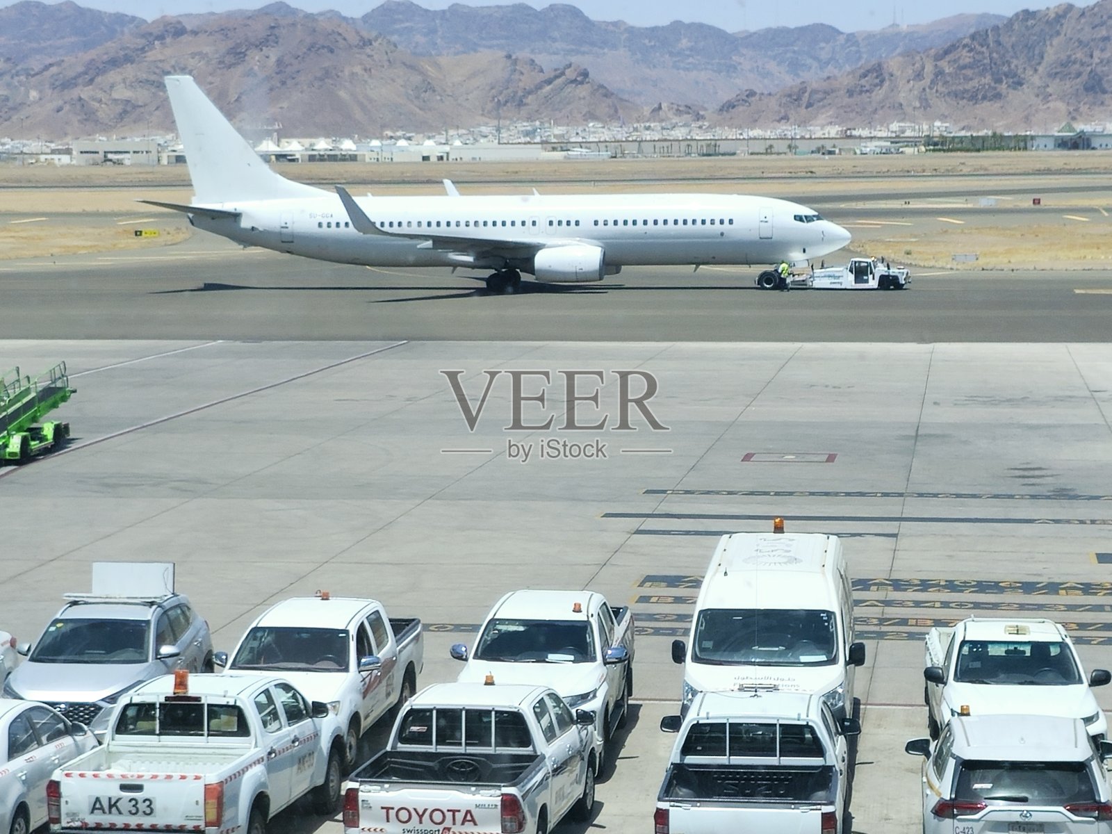 在穆罕默德·本·阿卜杜勒-阿齐兹国际机场的飞机，位于麦地那，处理国内和区域国际航班照片摄影图片