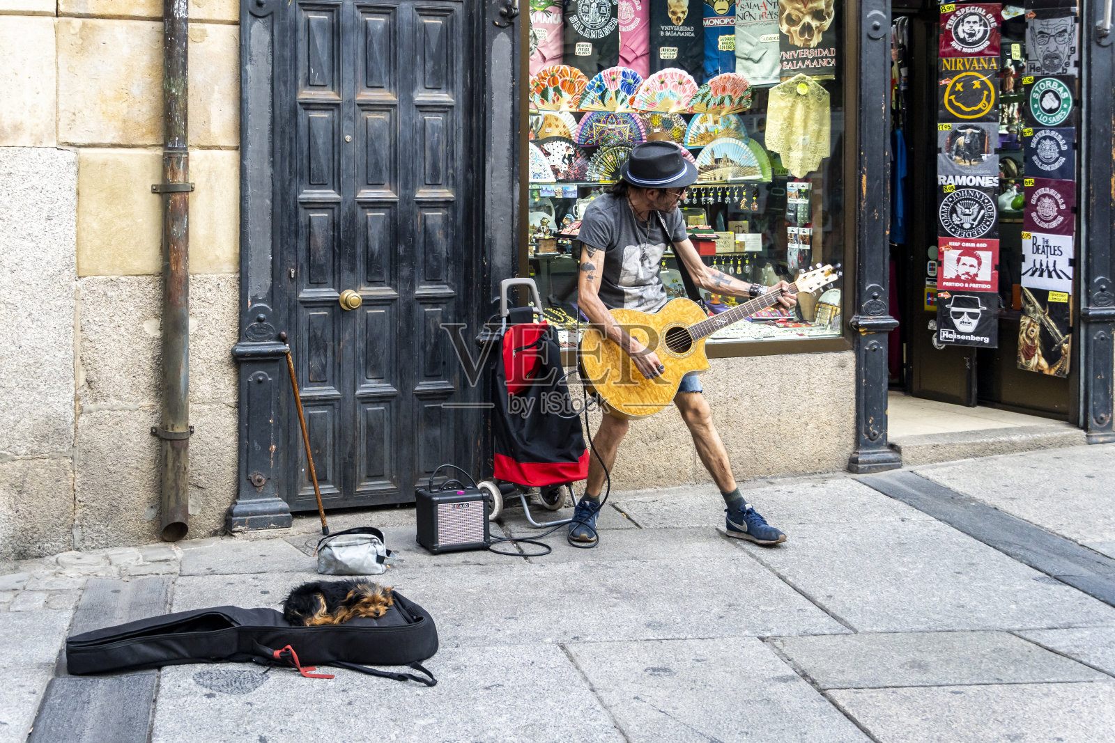 一名男子在西班牙萨拉曼卡市中心的街道上弹奏电吉他照片摄影图片