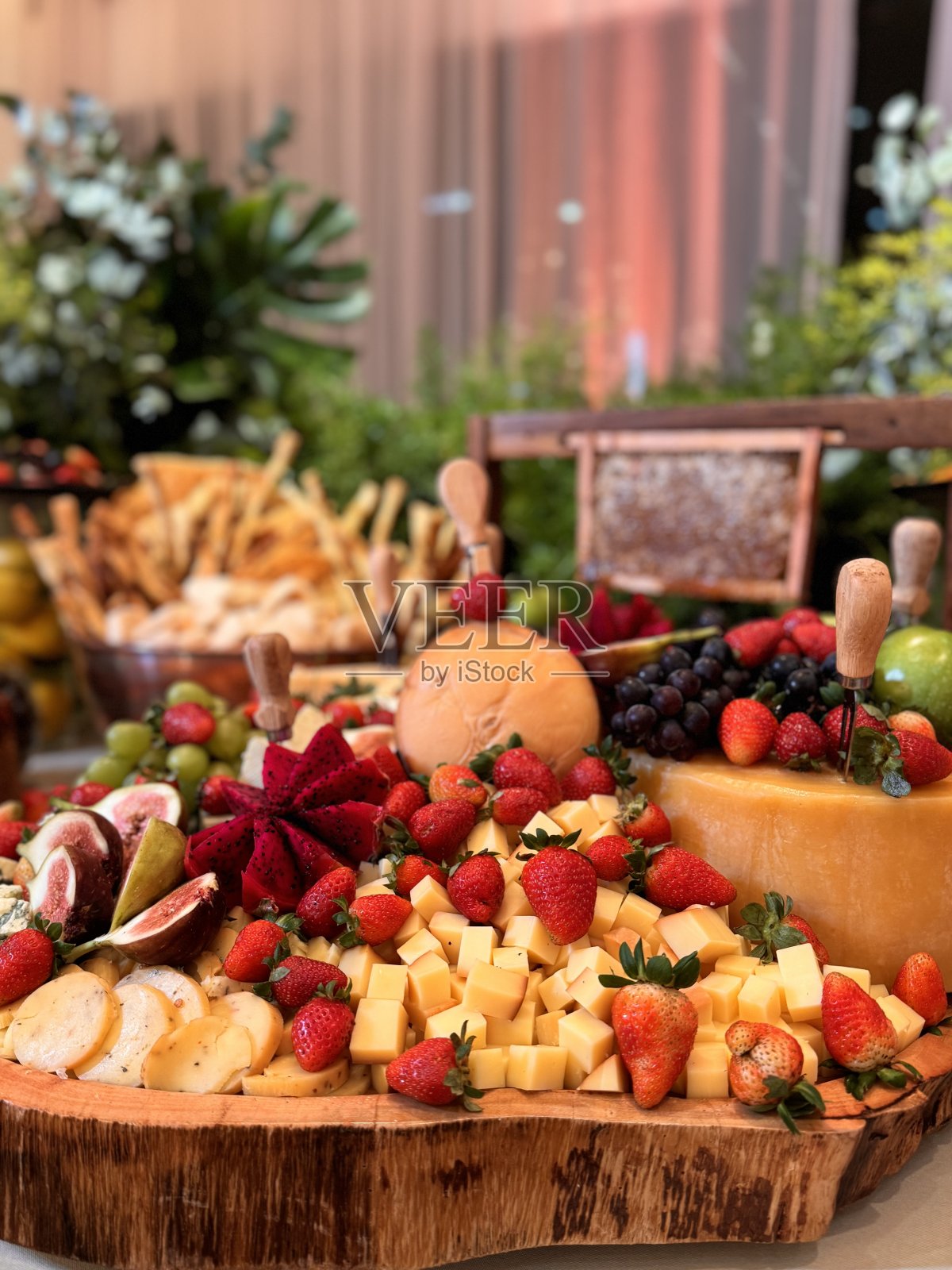 优雅和风味:优质奶酪和熟食拼盘照片摄影图片