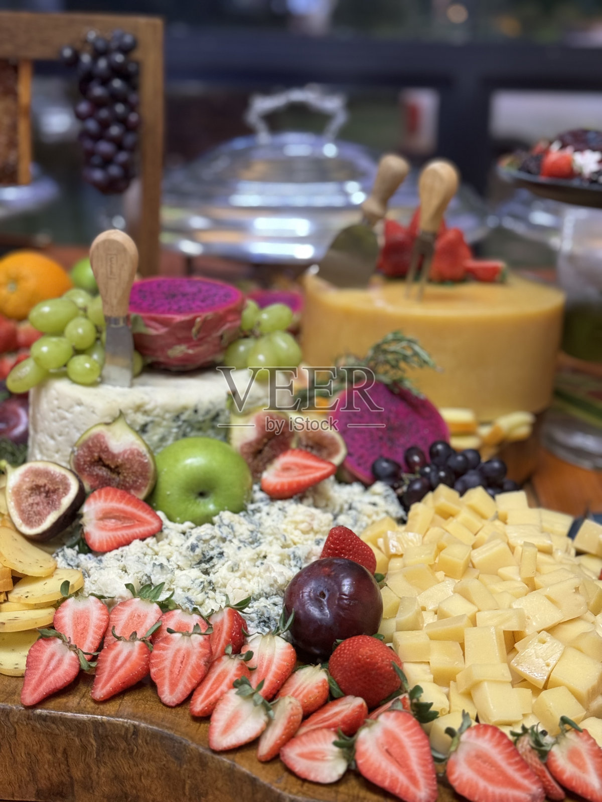 优雅和风味:优质奶酪和熟食拼盘照片摄影图片