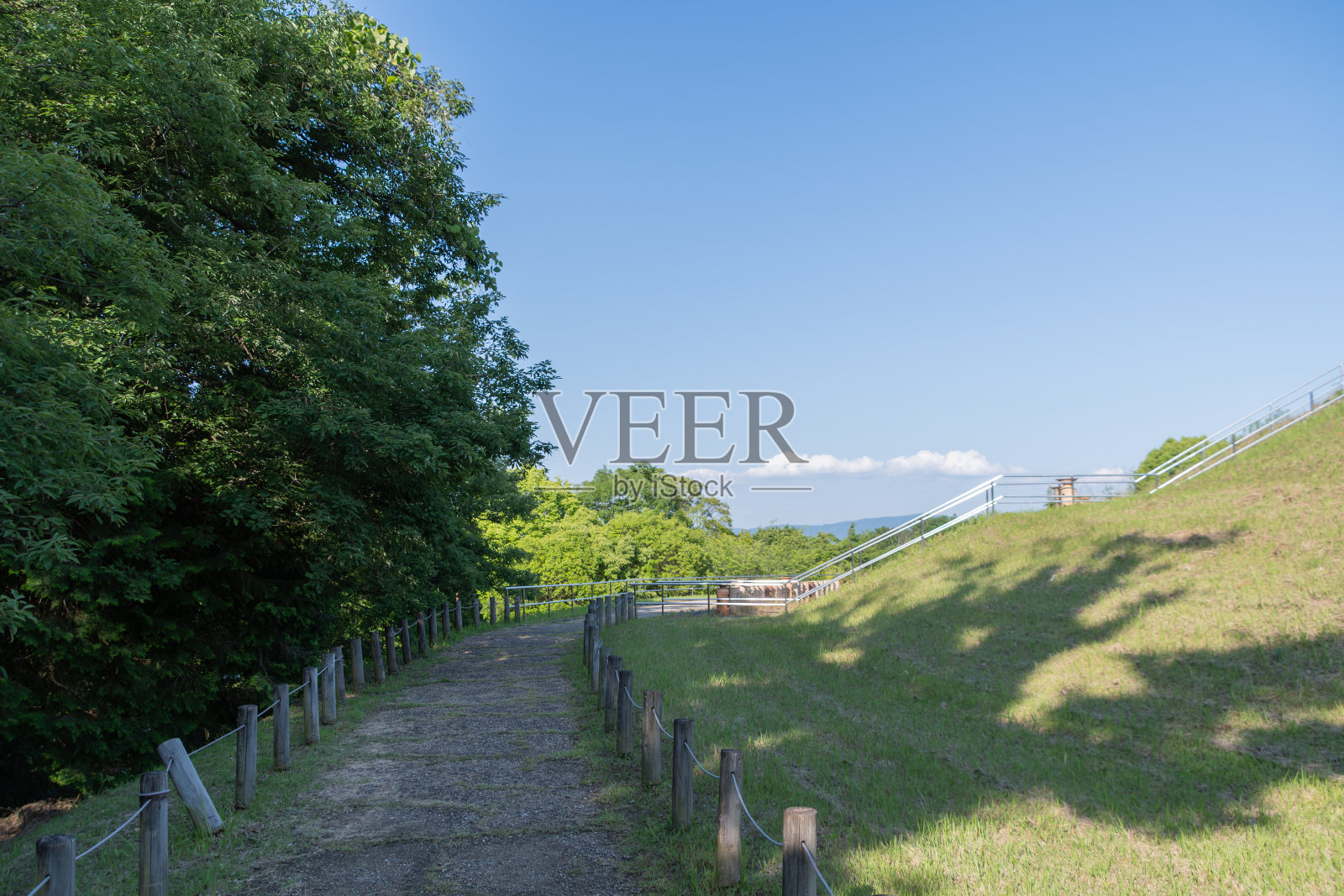 穿越青山的宁静小径照片摄影图片