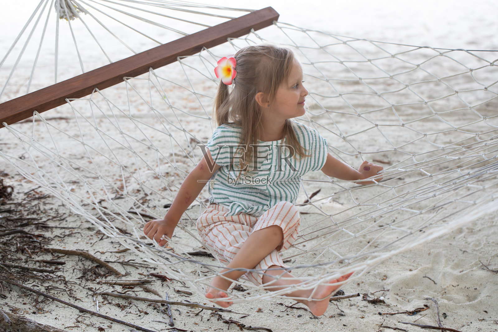 女孩在吊床上摇摆和放松照片摄影图片