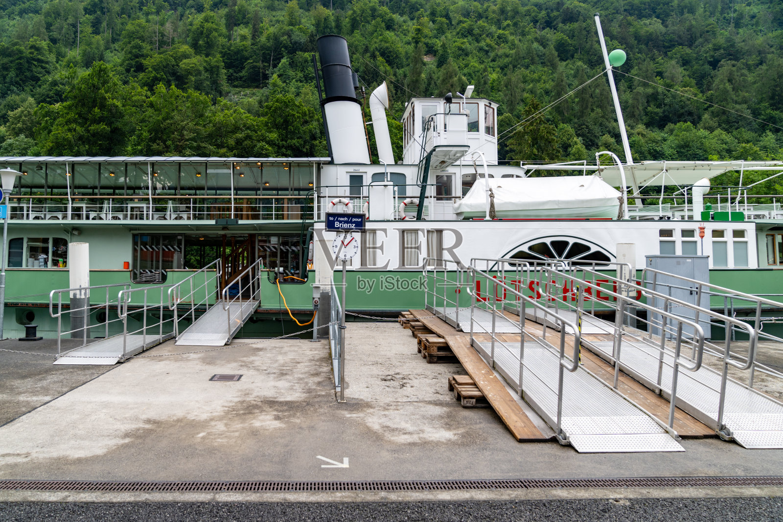 在布里恩茨湖上航行前，客轮在码头等待乘客照片摄影图片