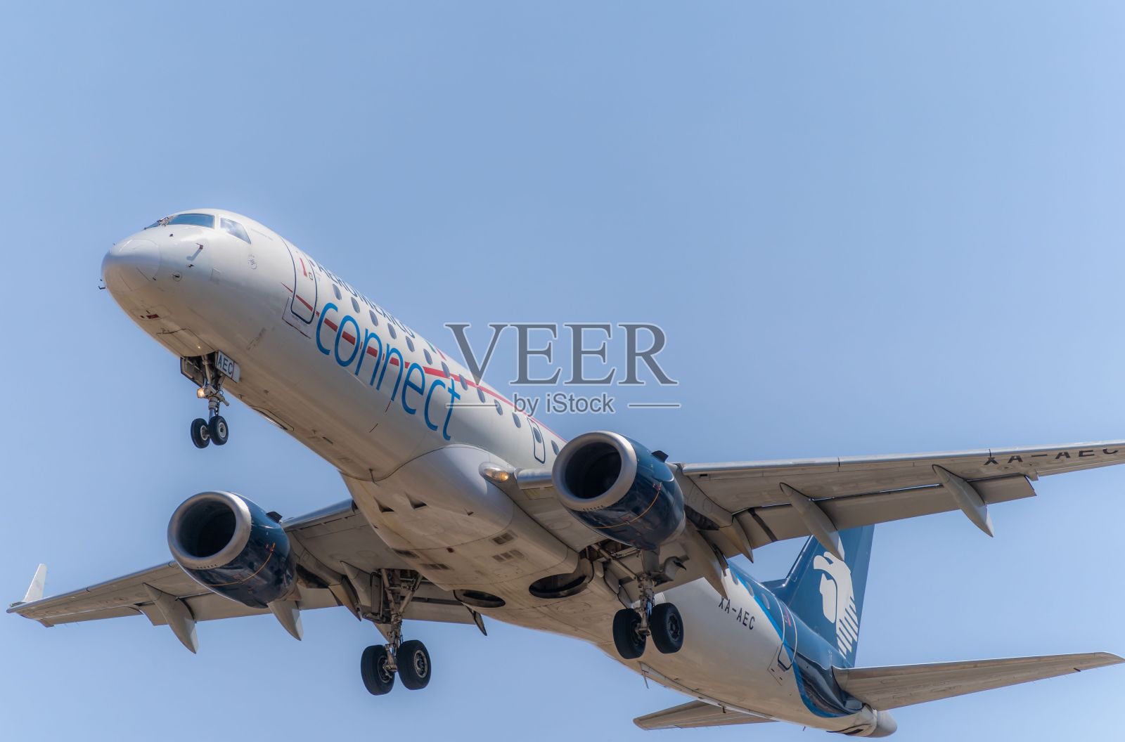 看着巨人在天空中高高飞翔!照片摄影图片