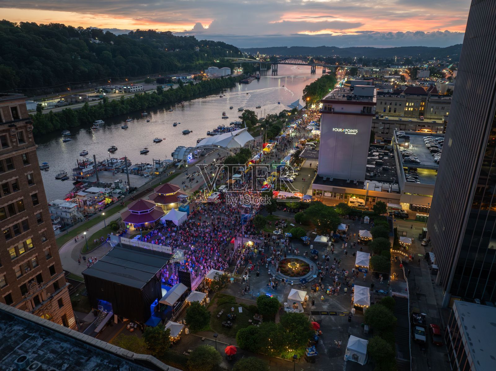 鸟瞰查尔斯顿,西弗吉尼亚州和一年一度的斯特恩轮帆船赛照片摄影图片