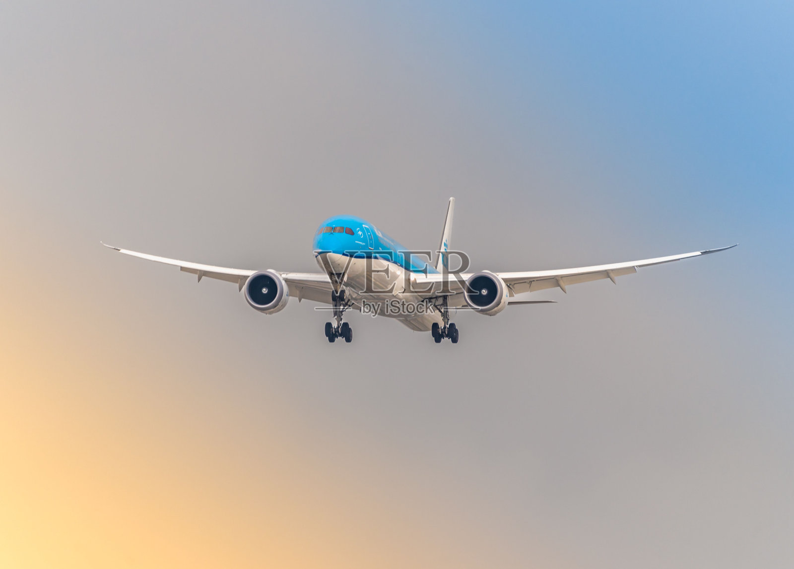 看着巨人在天空中高高飞翔!照片摄影图片