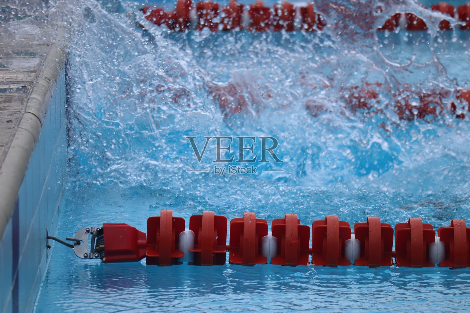 室外运动游泳池。蓝色的水和分离路径游泳运动员比赛照片摄影图片