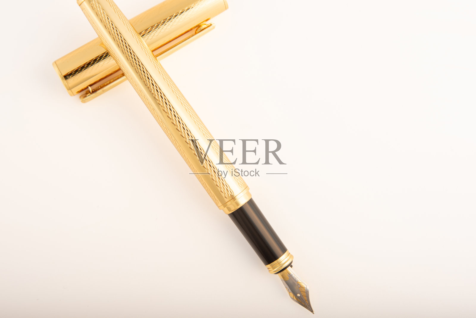 钢笔，漂亮的钢笔定位在白色背景上，选择性聚焦。照片摄影图片
