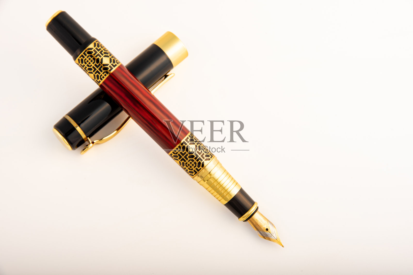 钢笔，漂亮的钢笔定位在白色背景上，选择性聚焦。照片摄影图片