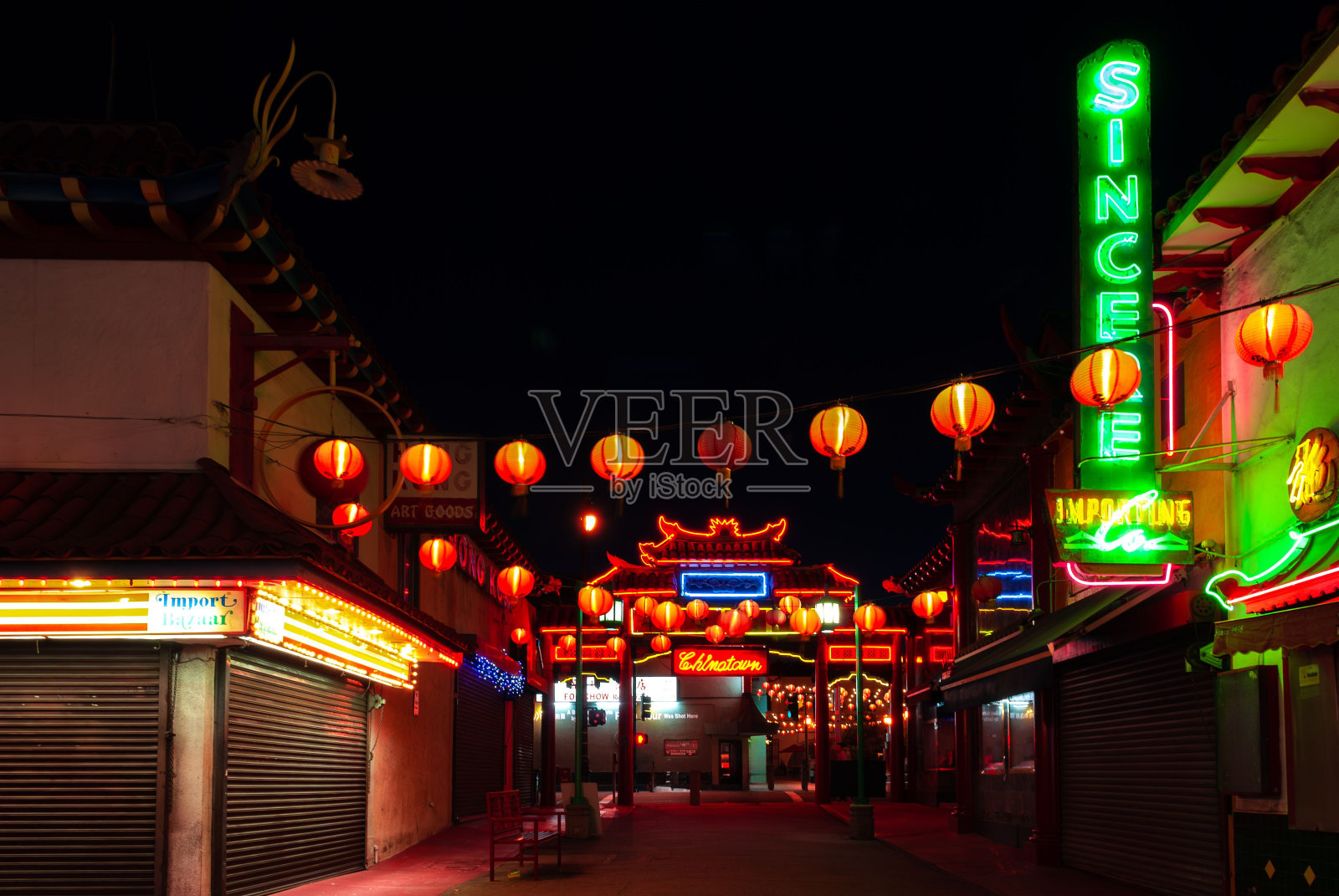 唐人街的霓虹灯和悬挂的灯笼照片摄影图片