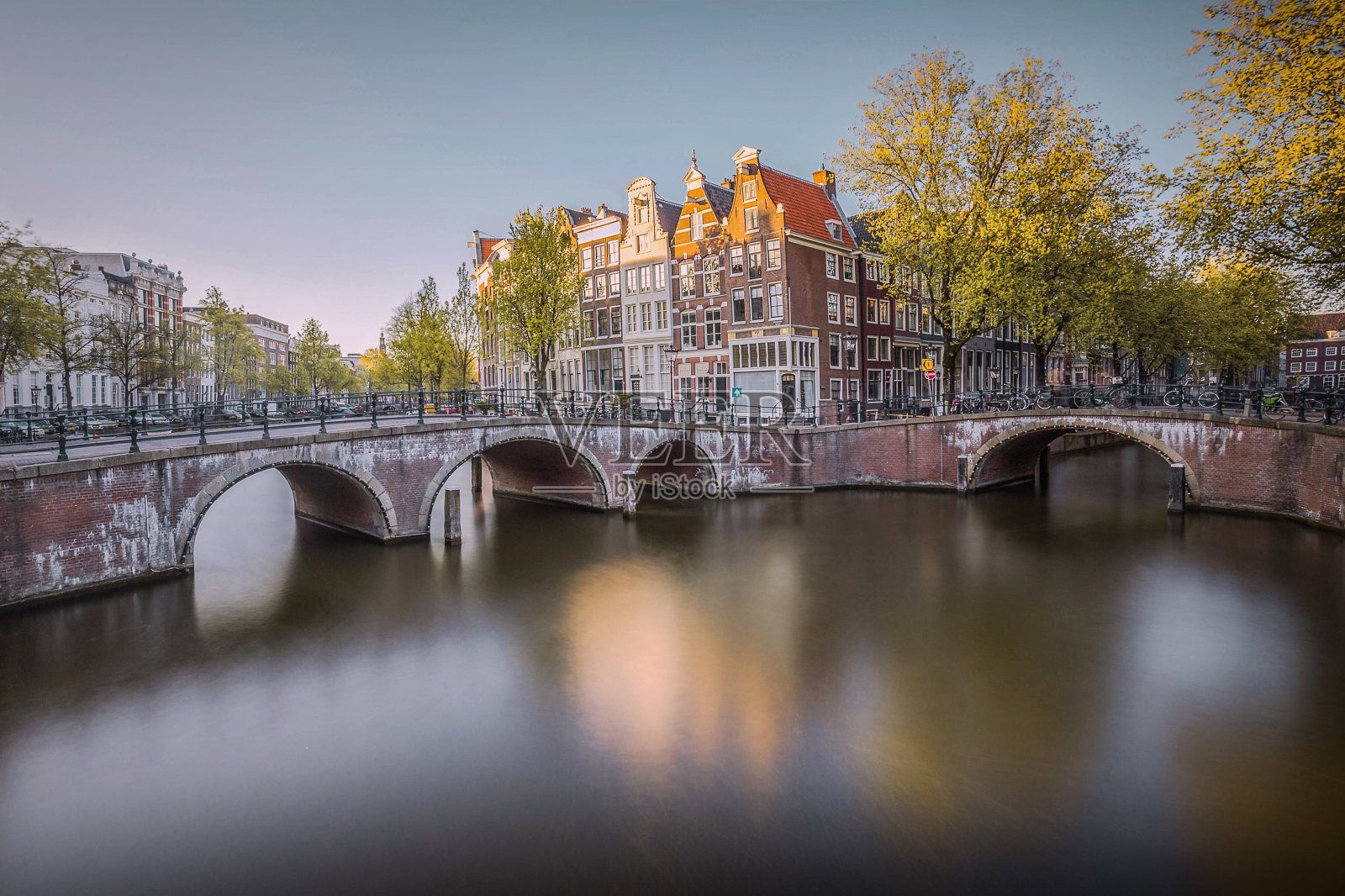 城市里的桥照片摄影图片