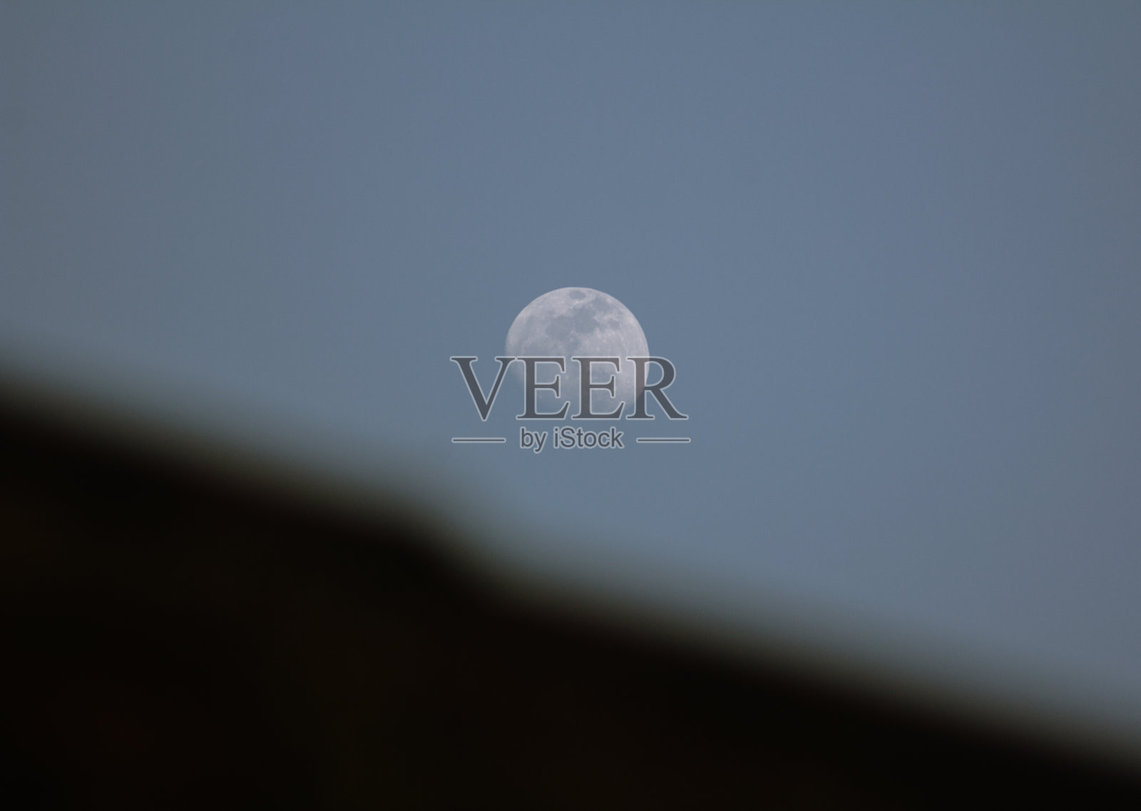 房子后面的月亮照片摄影图片