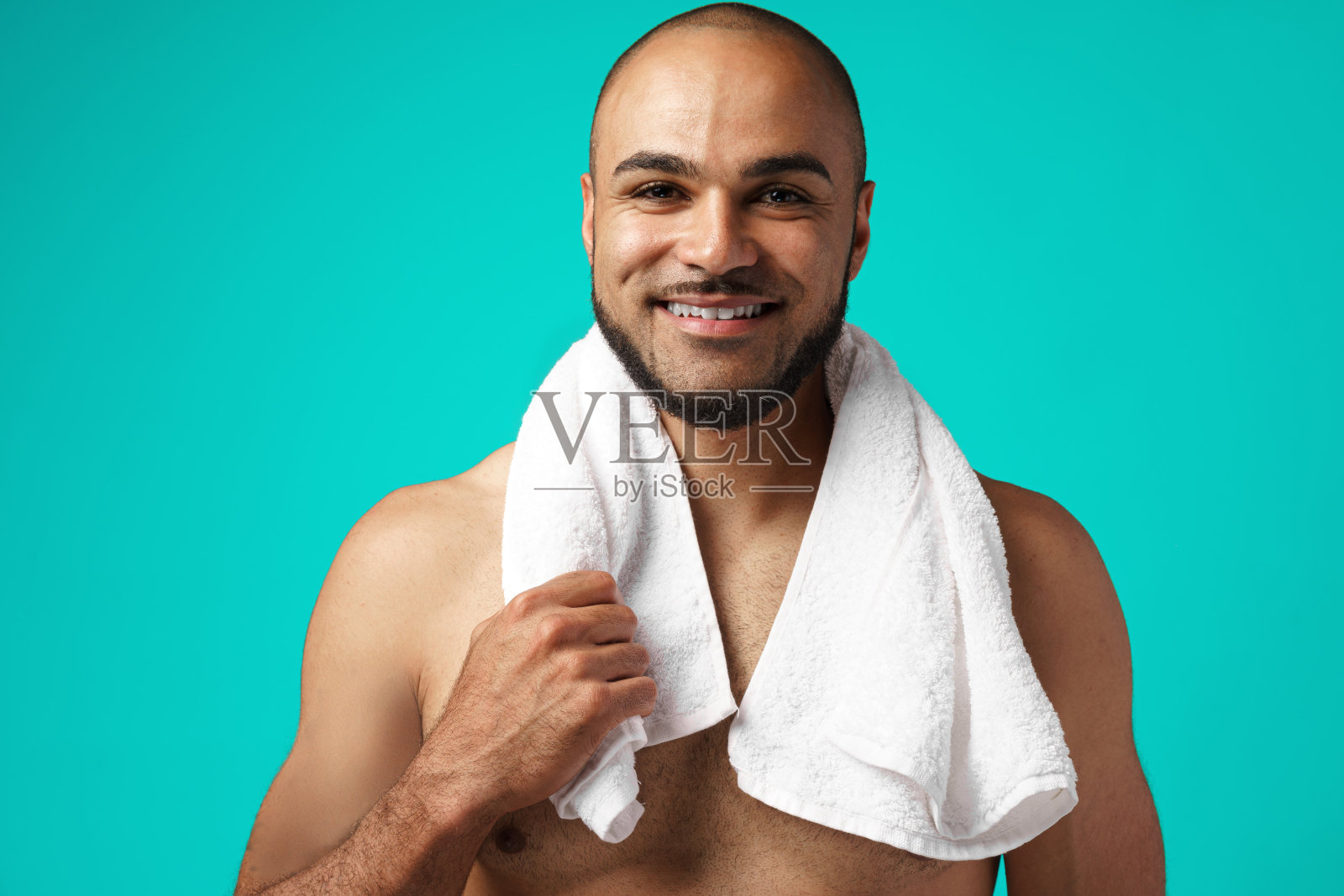 在绿松石色背景下穿着毛巾的混血儿照片摄影图片