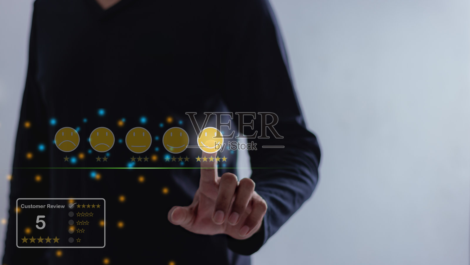 顾客评价，男士触摸微笑表情符号评价并给予5颗星，服务效果非常好照片摄影图片