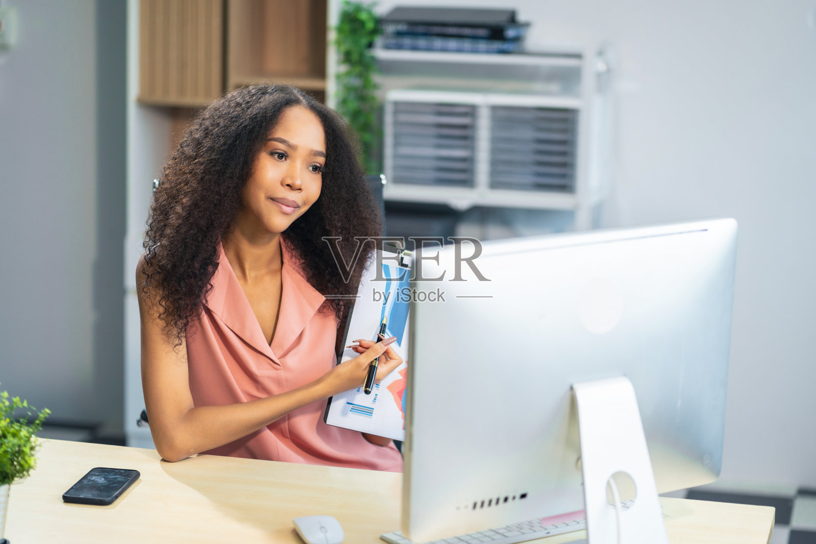 商业女性分析企业数据管理，商业分析与图表，市场营销，财务，分析师，业务增长图表。照片摄影图片